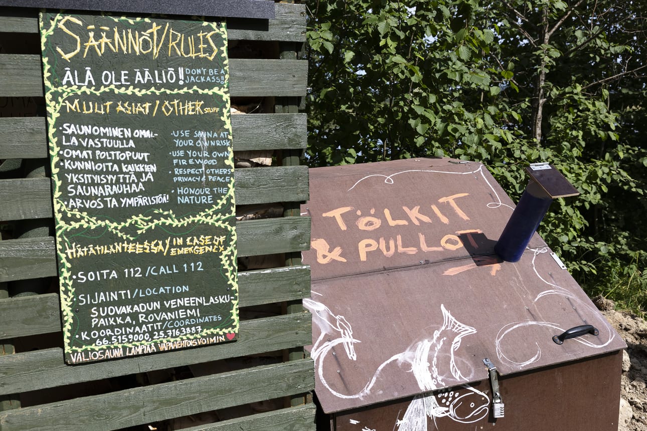 Valiosaunan tärkein sääntö on "Älä ole ääliö". Pullojen palautuspisteeseen on syntymässä jokiaiheinen taideteos.
