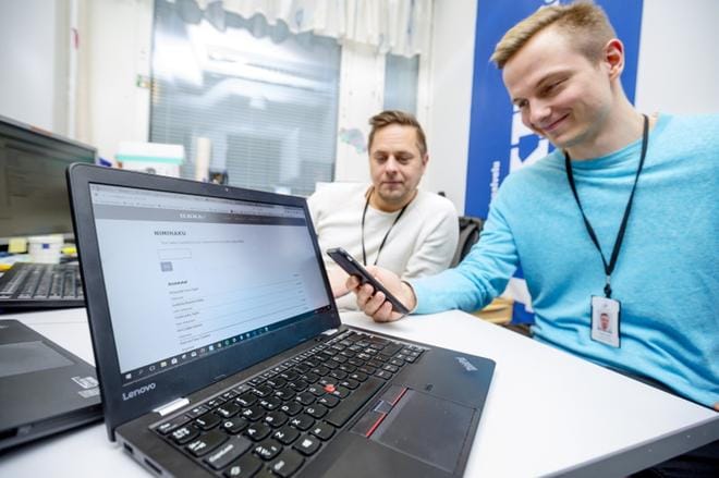Ilkan ja Pohjalaisen verokone käynnistyy keskiviikkona 1. marraskuuta kello 9. Verkkotoimituksen esimies Juha Vainio (vas.) ja tuottaja Jussi Jokipii I-Medioiden digituotannosta pitävät verokonetta erittäin helppokäyttöisenä. Kuva: Matti Hautalahti