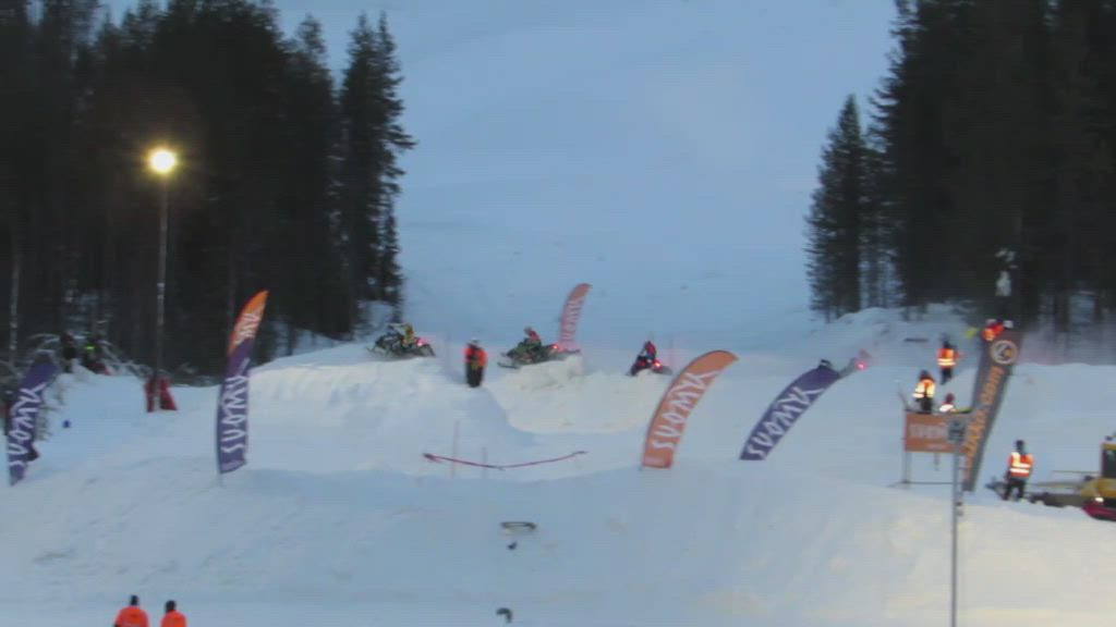 Eetu Karjalainen urakoi Suomulla snowcross-kisoissa