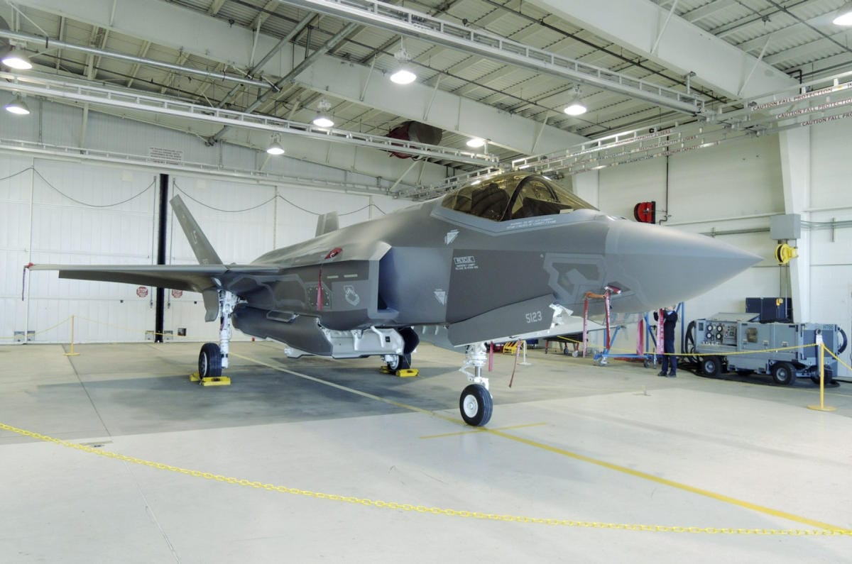 Suomen nykyisten Hornet-hävittäjien seuraajaksi valittiiin yhdysvaltalaisen Lockheed Martinin monitoimihävittäjä F-35 (kuvassa). LEHTIKUVA / Niilo Simojoki