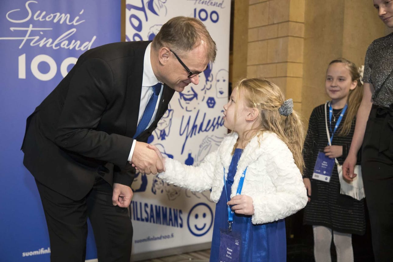 Pääministeri Juha Sipilä kätteli ja toivotti jokaisen lapsen tervetulleeksi.