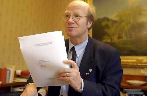 Liikenne- ja viestintäminiteri Kimmo Sasi odottaa Soneralta lisäselvityksiä.