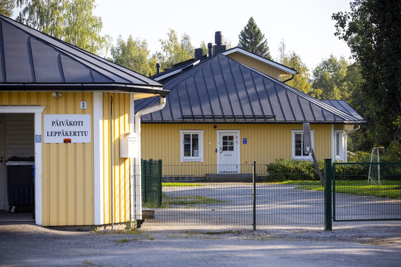 Mustasaaren Sepänkylässä sijaitsevan päiväkodin pihasta on löytynyt kahtena päivänä huumausaineita sisältäviä pusseja.