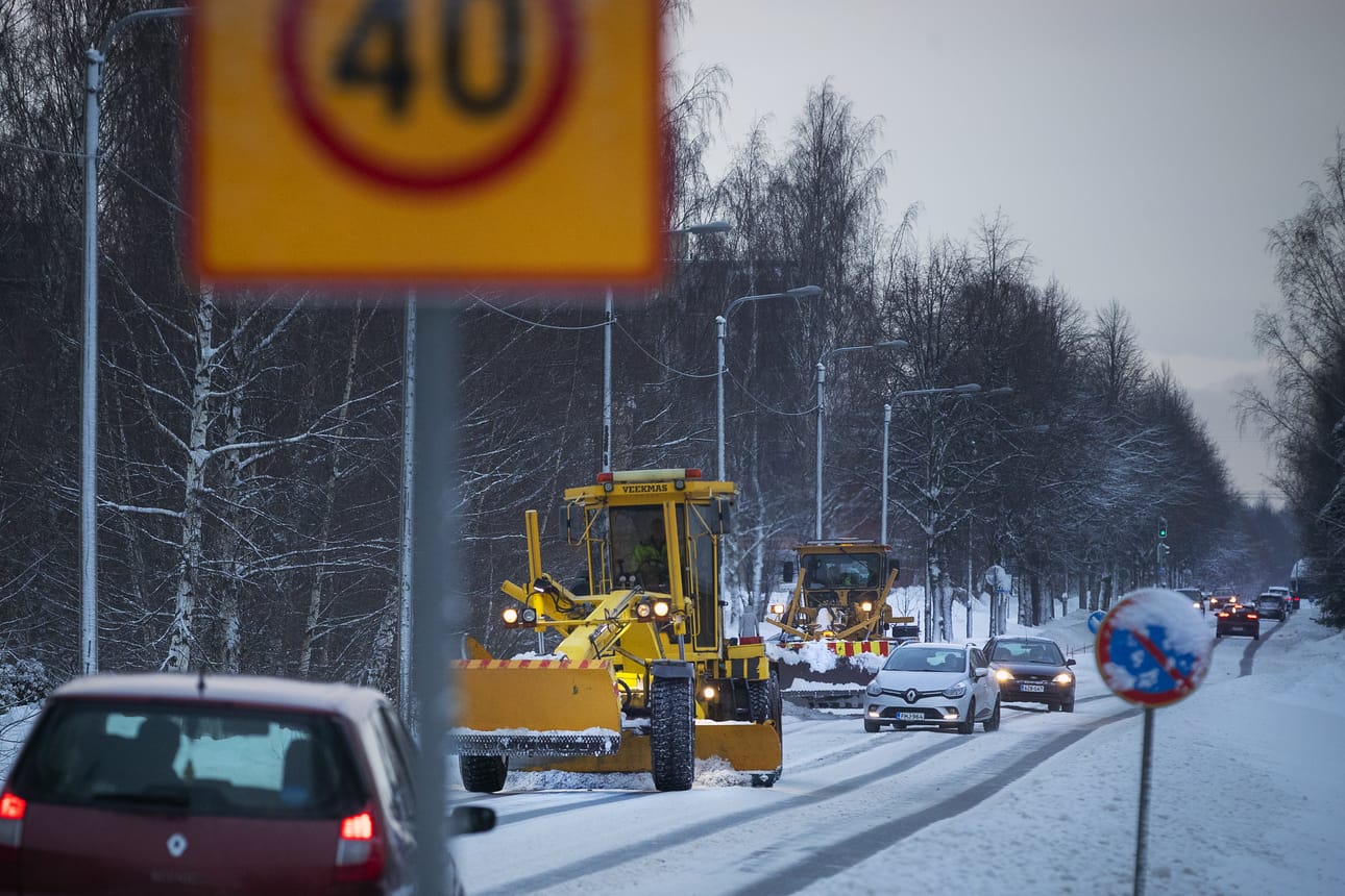Tiekarhupari joutuu välillä työskentelemään vilkkaankin liikenteen seassa.