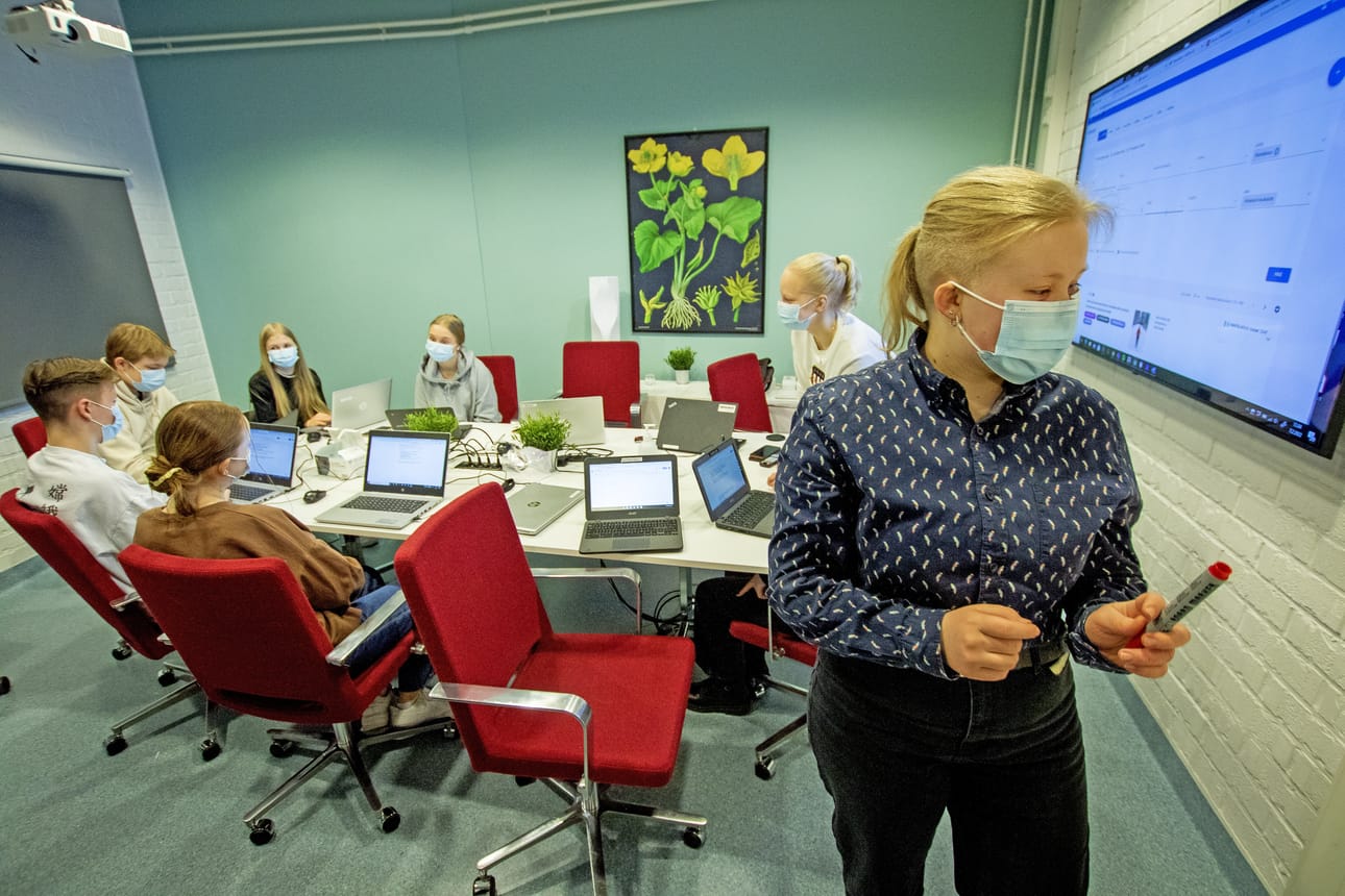 Oppilasuutispäällikkö Kaisa Hautala suunnittelee verkon aikakelloa samalla kun oppilaspäätoimittaja Reetta Pahnila (takana) käy asioita läpi toimituksen kanssa.