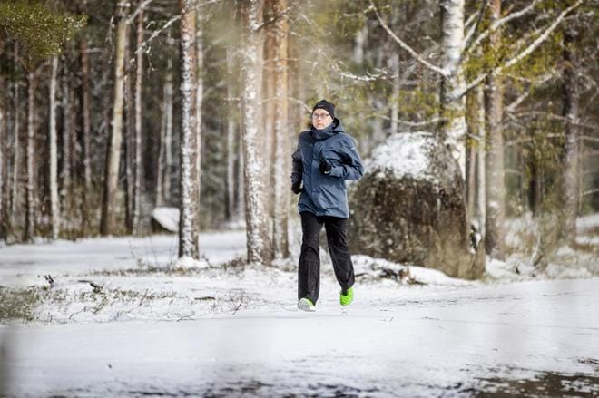 Seinäjokelainen Jyrki Haikonen aloitti liikunnan lähes nollasta kaksi vuotta sitten. Puolimaraton oli Haikosen ensimmäinen tavoite, jota varten hän harjoitteli vuoden. Nyt täyspitkälle maratonille harjoitellessa puolimaraton on enää harjoittelumatka, lenkki muiden joukossa. – Tärkeimpänä pidän sitä, että olen saanut kipinän säännölliseen liikuntaan. Toivon, että se pysyy. KUVA: KRISTA LUOMA