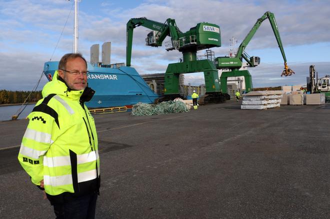 "Vedätkö minua höplästä?" kysyi Patrik Hellman Kaskisten satamasta saadessaan riemukkaan uutisen miljarditehtaasta – Ministeri Harakka kommentoi Suupohjan rataa