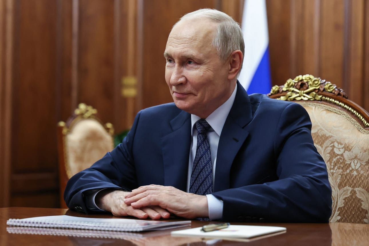 Vladimir Putinin Yhtenäinen Venäjä -puolue sai ennätysmäärän paikkoja Venäjän parlamentin alahuoneeseen duumaan. Asiantuntijoiden mukaan vaalit olivat räikeän vilpilliset.