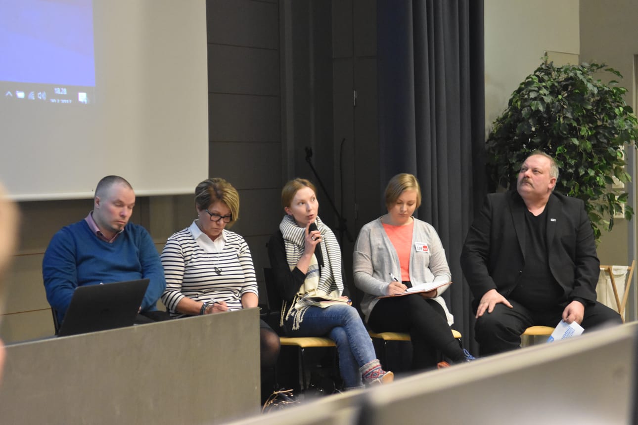 Vihreiden Marjo Kämäräinen (mikrofonissa) toisi Kuusamoon koodauskoulutusta.