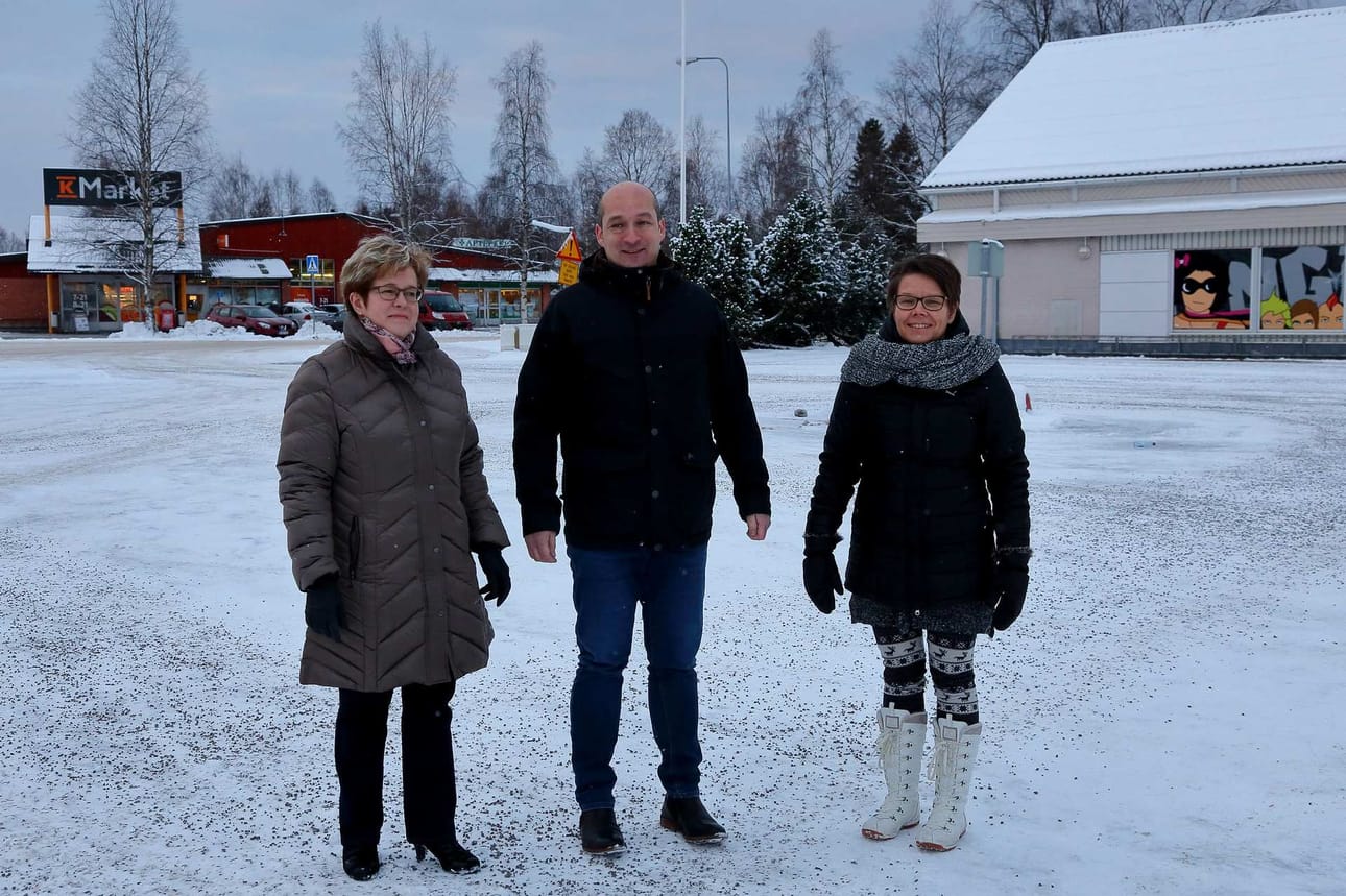 - Suomi100-juhlavuoden Yhdessä-teema sopii myös tähän joulunavaustapahtumaan, toteavat Sari Pekkala, Pekka Poukkula ja Elsi Ylikulju Pattijoen OP-torilla.