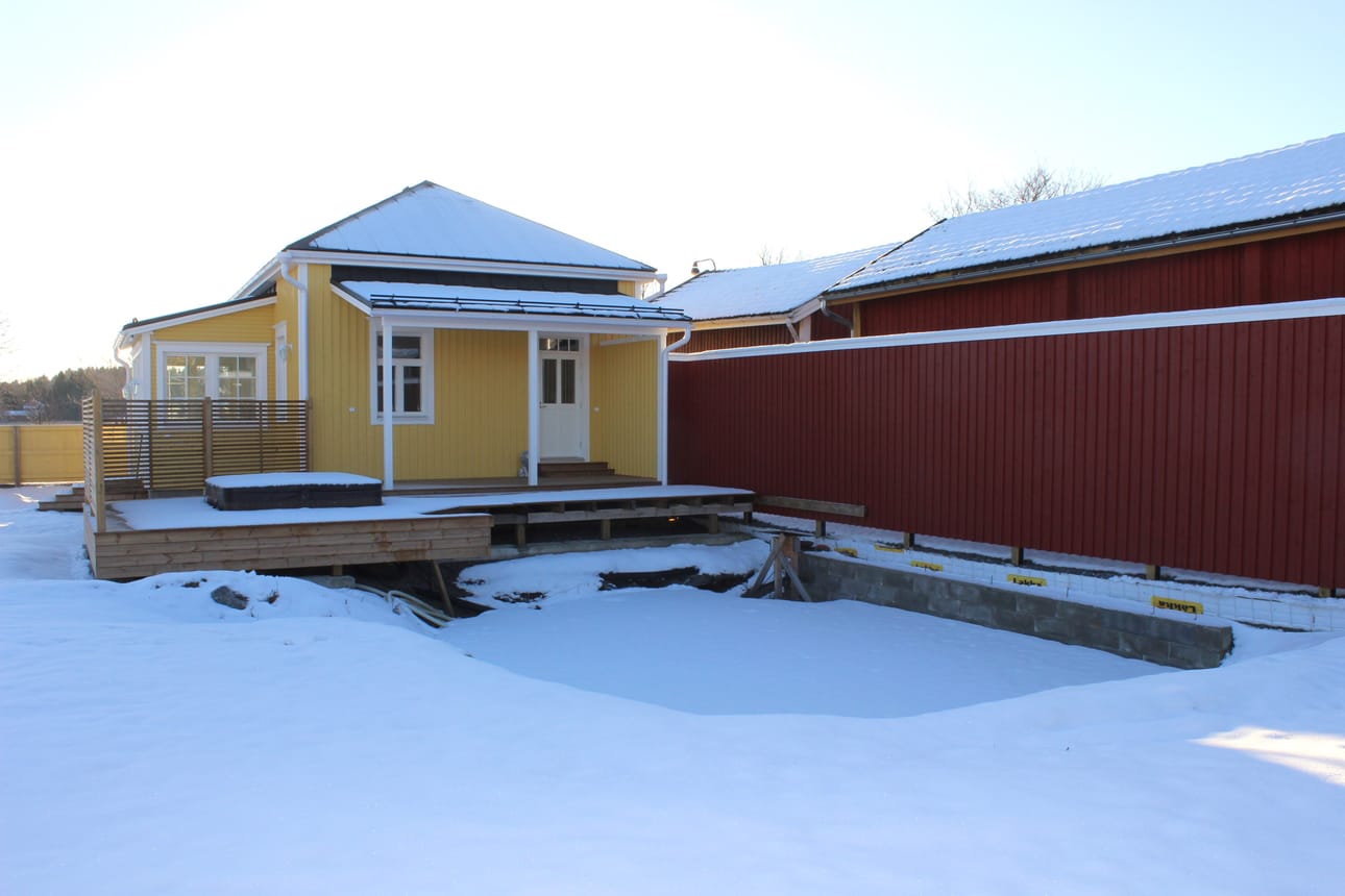 Punaisen aidan toisella puolella asuvat Irmeli ja Bernhard Utter valittivat Matts Lindedahlin pihaan rakennettavasta uima-altaasta. Arkistokuva.