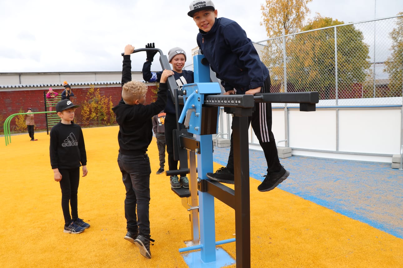 Lähiliikuntapaikan ulkosalilaitetta kokeilivat Marius Luoma-aho (edessä), Eino Vistiaho ja Valde Kellokoski. Vas. tarkkailemassa Eino Joensuu.