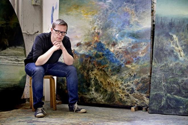 – Minusta ei ollut koskaan autojen rassaamiseen. Kuvataide pelasti minut, sanoo Petri Ala-Maunus. Alhaalla kuvassa Ala-Maunuksen varhainen maalaus. Kädessään hän pitelee samasta aiheesta kaksi vuotta sitten maalaamaansa teosta. KUVA: ANNE PUUMALA