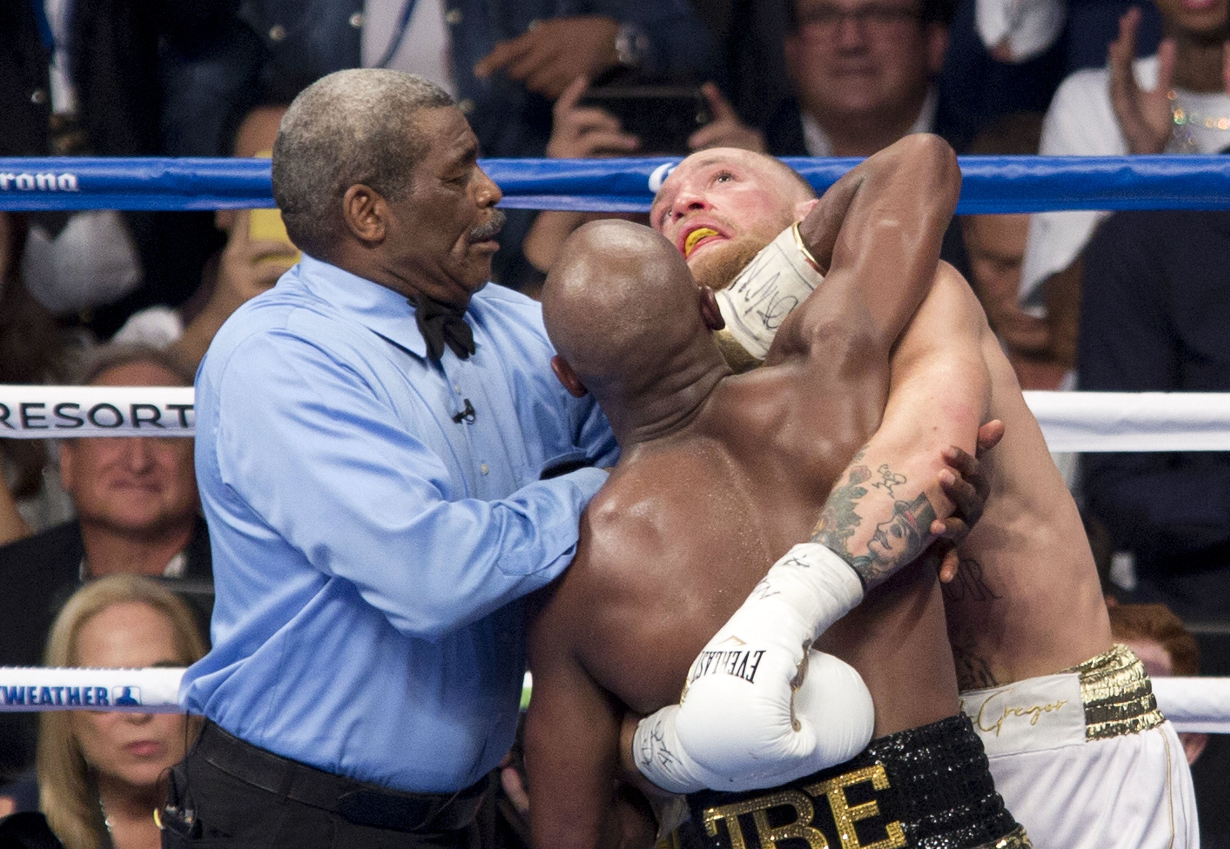 Ottelu ratkesi kymmenennessä erässä, kun Mayweather kukisti McGregorin teknisellä tyrmäyksellä.