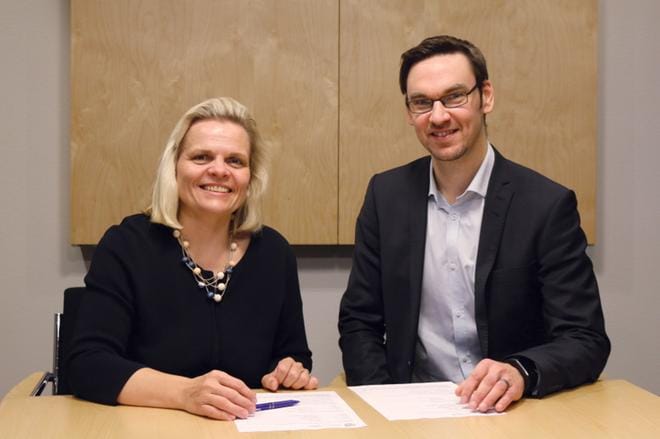 Seinäjoen ammattikorkeakoulun vararehtori Elina Varamäki ja Elisan Pohjanmaan aluejohtaja Niklas Granholm.