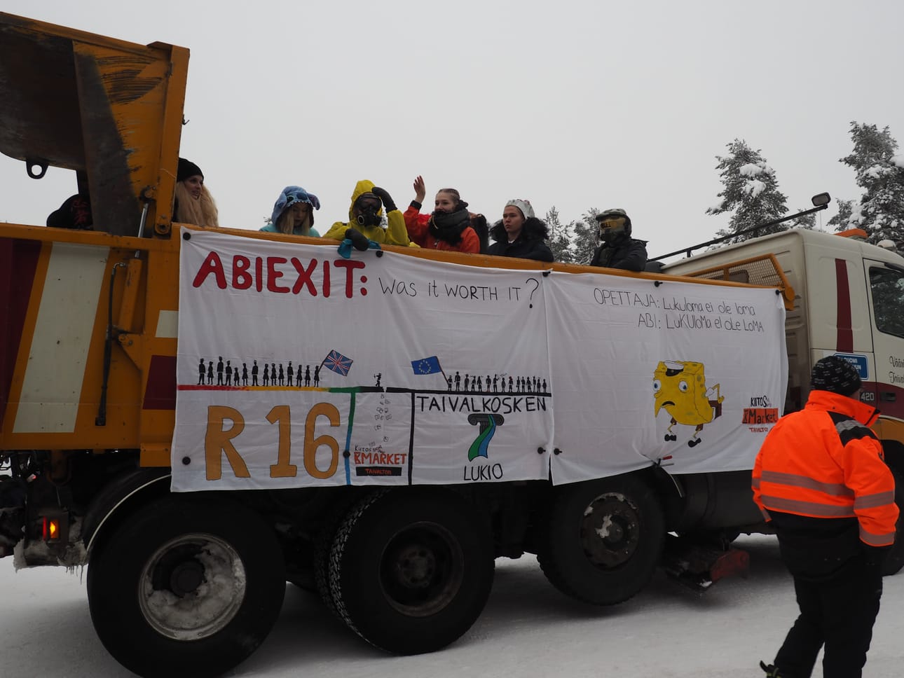 Taivalkosken abien kyyti valmiina lähtöön - abiexit.