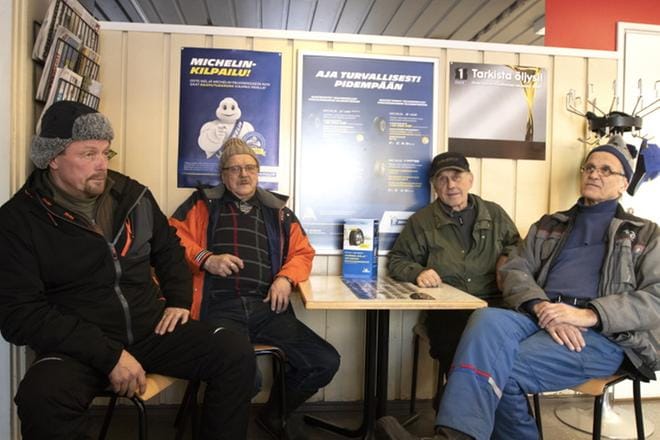 Soinilaiset Kauko Vehkamäki, Seppo Valkeinen, Mauno Seikinranta ja Jukka Haavisto pohtivat lottoasioita keskiviikkona. Soinilaiset pelasivat Lottoa 46 eurolla per asukas vuonna 2017.