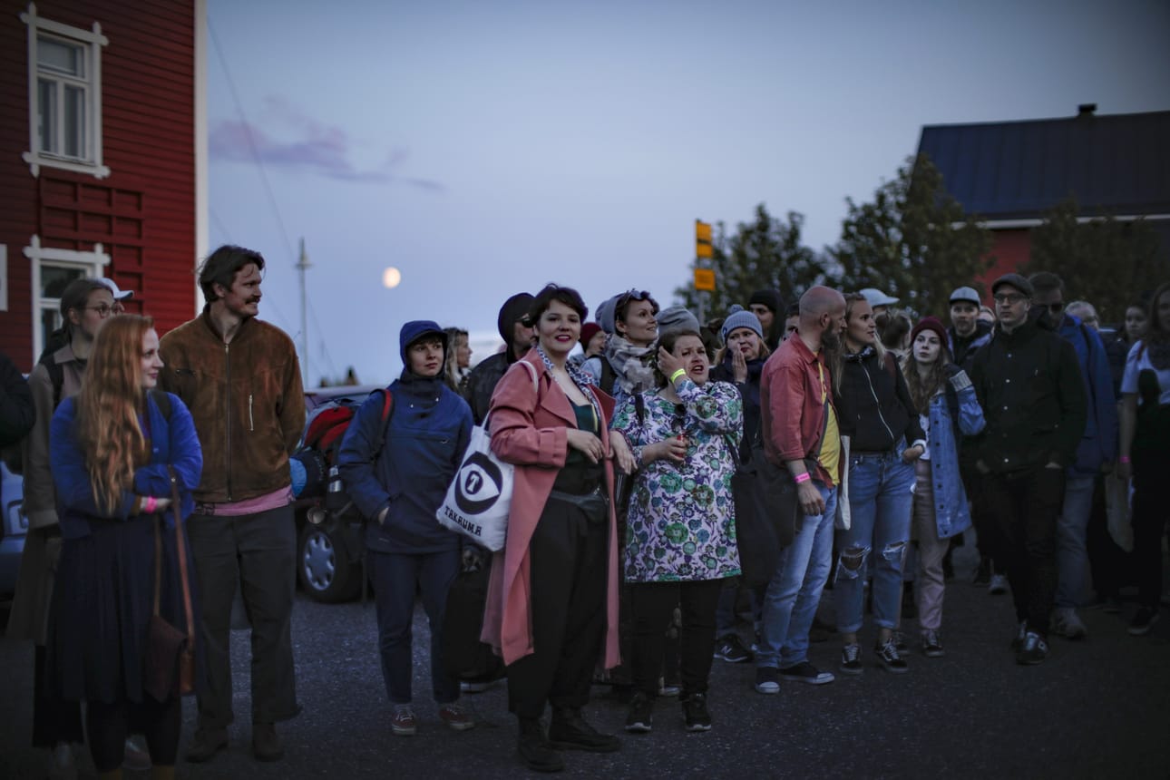 Bättre Folk -kävijät odottelivat Oulun-bussia perjantai-iltana Hailuodossa. Festivaaliviikonloppuun mahtui myös ongelmia, mutta järjestäjien ja Marjaniemen yrittäjien mukaan tapahtuma sujui hyvin.