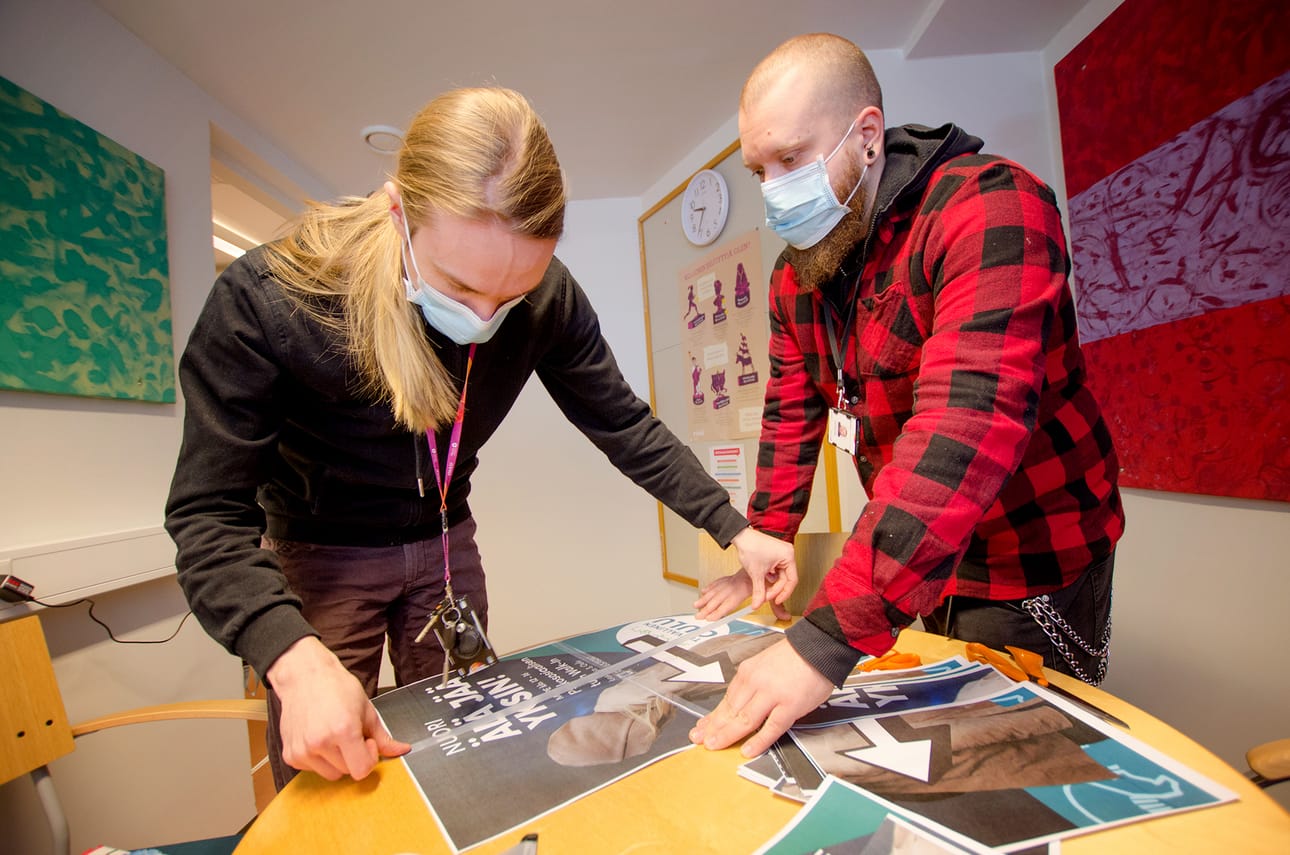 Nuorten Kriisikeskuksessa Tuiran Lossitiellä työskentelee nelihenkinen moniammatillinen tiimi. Kuvassa Mikko Ylimäki (vas.) ja Joni Saarela.