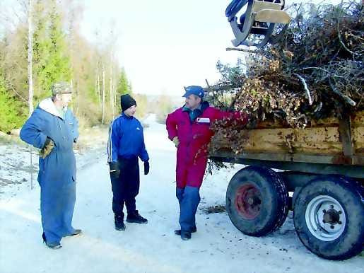 Risut pois juhlan tieltä . Jarmo Viinala ja Eero Perkkiö siivoavat Vatjusjärven kevyen liikenteen väylän varsia risuista vihkimiskuntoon. Syyslomaansa viettävä viidesluokkalainen Suvi Viinala on hyvänä apuna.