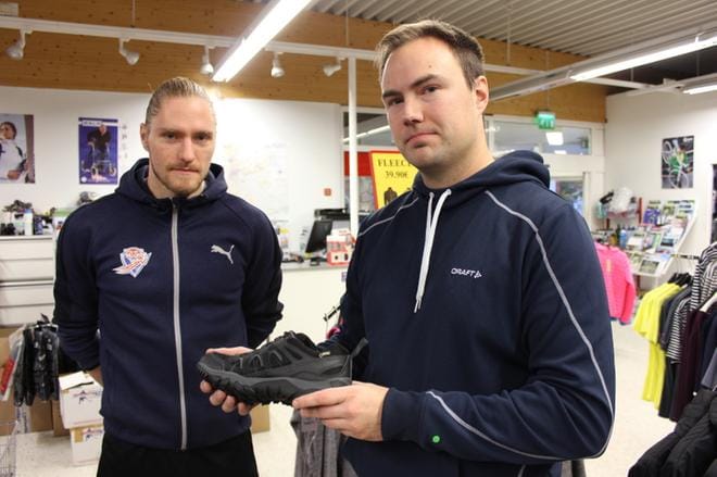 Alavuden kaupungin valitsema vuoden nuori yrittäjä on Sami Aalto (oikealla). Hänen yrityksessään, Urheiluaallossa, on lisäksi kaksi osa-aikaista työntekijää, toisena heistä Henri Myllymäki. KUVA: REIJO HEIKKILÄ