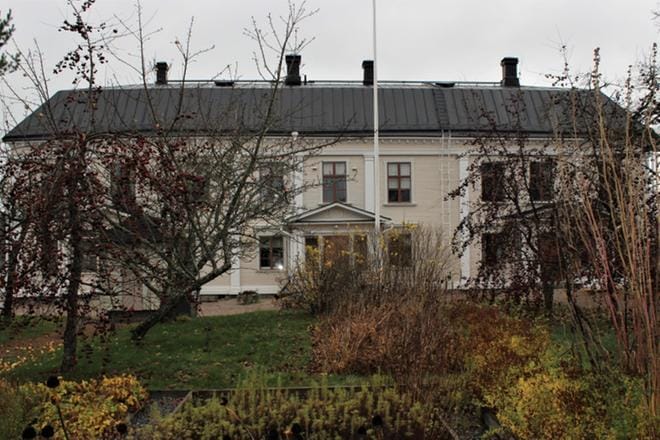Bladhin talossa on vielä hiljaista. Todennäköisesti siellä sijaitsee jatkossa joitakin Kaskisten kaupungin toimintoja tai palveluja. KUVA: LOTTA KALLIO