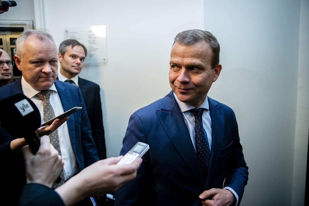 Kokoomuksen puheenjohtaja Petteri Orpo (kuvassa) sanoo olevansa pettynyt entiseen hallituskumppaniinsa Juha Sipilään (kesk), jos Antti Rinteen (sd.) tuoreen elämäkerran väitteet pitävät paikkansa.