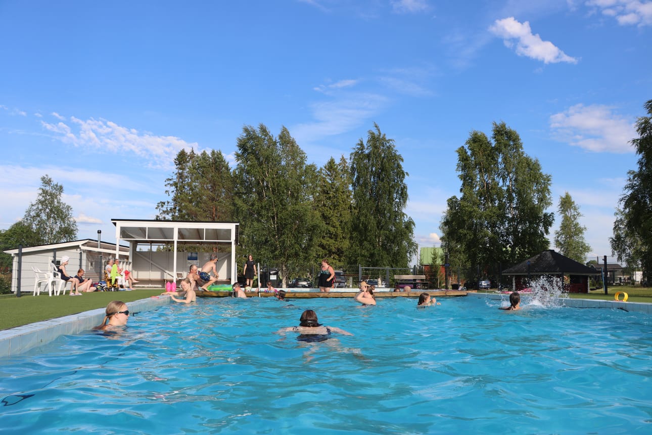 Vaikka kesä 2026 oli keskiarvoltaan hieman viileämpi, mahtui mukaan lämpimiä päiviä. Kuva on otettu 29.6. Närvijoen vapaa-ajan alueelta, jossa on lämmitetty uima-allas.