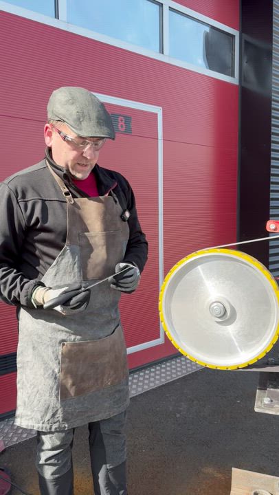 Puukkoteroittaja yrittäjä Juha Roininen