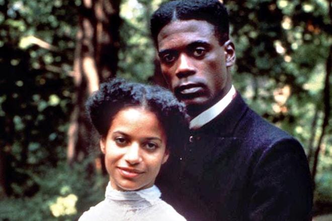 Ragtime - toivon ja vihan aika kuvaa rasismia, uskottomuutta ja oikeudenjanoa 1900-luvun alun New Yorkissa. Sarahin roolissa on Debbie Allen ja pianisti Coalhousen Howard E. Rollins Jr. KUVA: Yle Kuvapalvelu