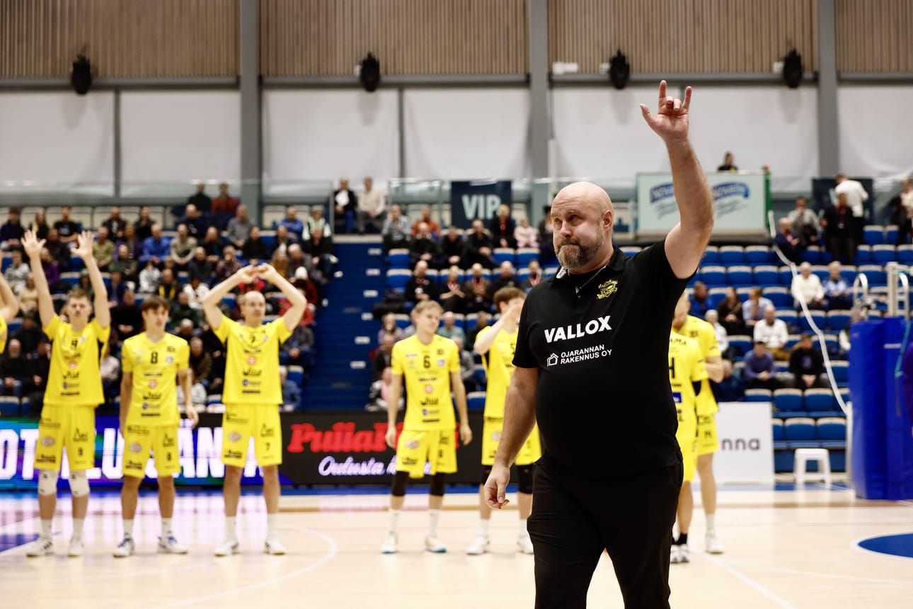 Hurrikaanin päävalmentaja Olli Kuoksa tervehti Ouluhallin yleisöä liikuttuneena.