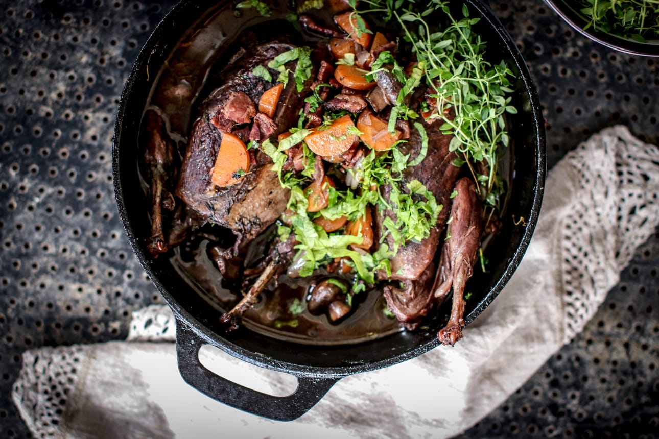 Pekoni, herkkusienet, ja sipuli hautuvat punaviinissä kokonaisten sorsien kanssa lempeän maukkaiksi. Liha kannattaa irrottaa luista ennen tarjoilua annostelun helpottamiseksi.