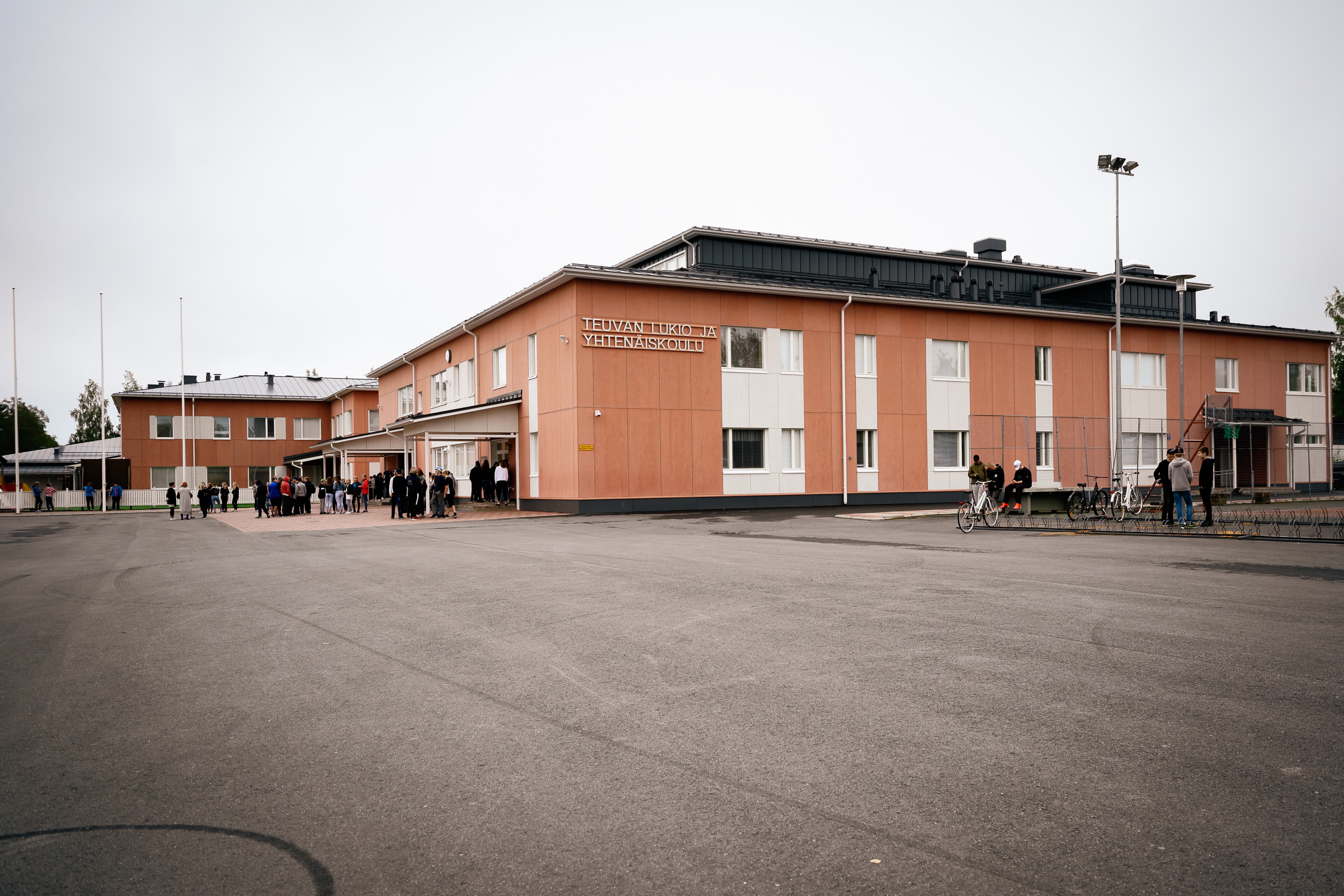 Tänä vuonna Teuvan lukiossa aloitti 10 ensimmäisen vuoden opiskelijaa, kun viime vuonna heitä oli 25. Toistaiseksi Suomen kunnissa ei ole haluttu lakkauttaa paikkakunnan ainoaa lukiota, vaikka valtion osuus lukiokoulutuksen rahoituksesta hiipuu.