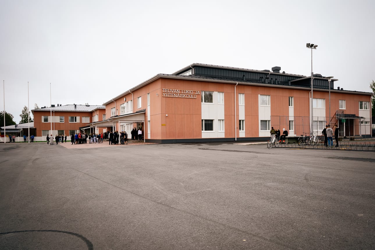 Tänä vuonna Teuvan lukiossa aloitti 10 ensimmäisen vuoden opiskelijaa, kun viime vuonna heitä oli 25. Toistaiseksi Suomen kunnissa ei ole haluttu lakkauttaa paikkakunnan ainoaa lukiota, vaikka valtion osuus lukiokoulutuksen rahoituksesta hiipuu.