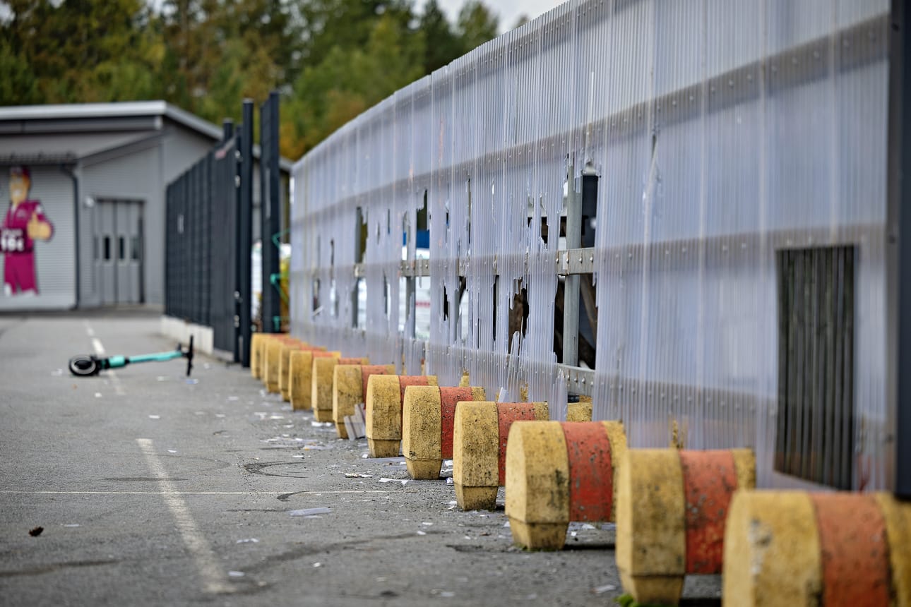 Viikonvaihteen mopomiitti kävi Minimanille kalliiksi. Nuoret hajottivat muun muassa puutarhamyymälän seinää.