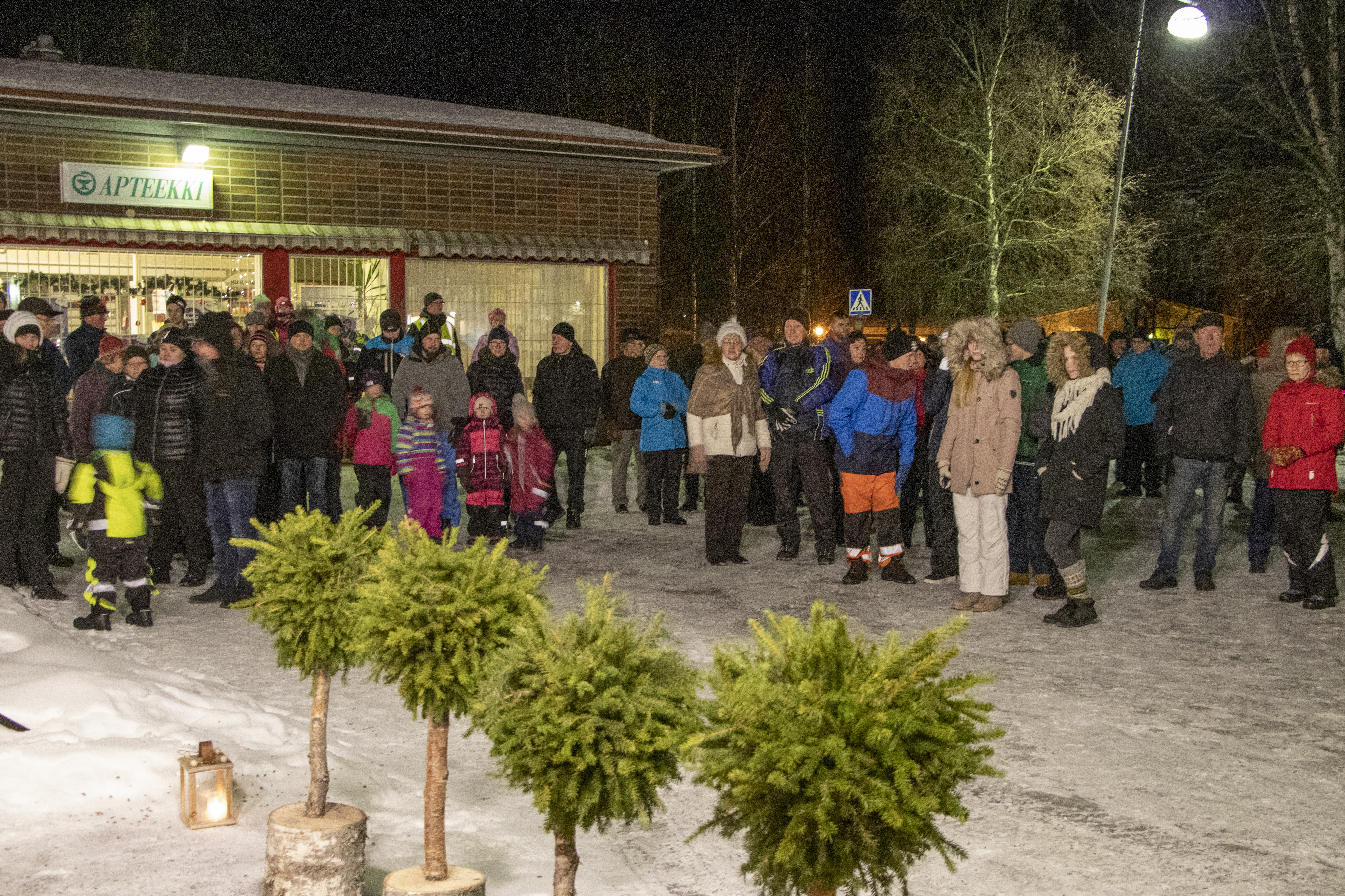 Siikalatvalla uutta vuotta otettiin vastaan ilotulituksin useammassa paikassa. Piippolassa Vuoden Piipposen julkistamista ja ilotulitusta katsomaan kerääntyi väkeä reilusti toista sataa henkeä.