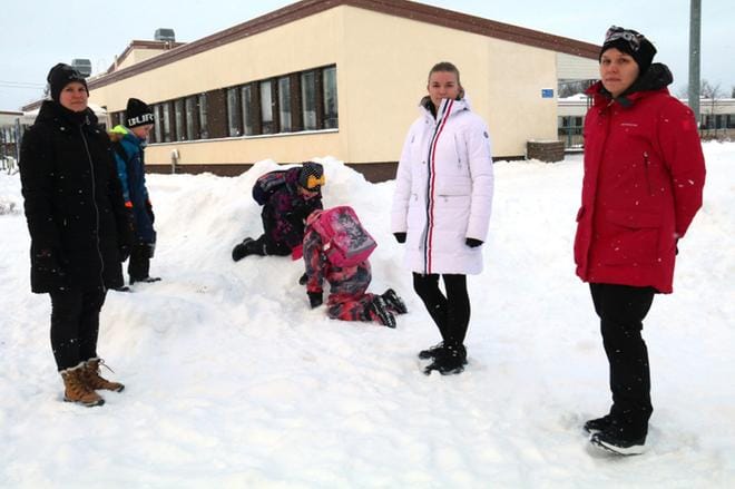 Muun muassa Tytti Nisulan, Emmi Nivan ja Marja Kivelän lapset saavat esiopetusta Nahkalassa. Naiset hakivat jälkikasvuaan maanantaina maskit kasvoillaan, mutta riisuivat ne pyynnöstä kuvauksen ajaksi. KUVA: ANU NAHKALA