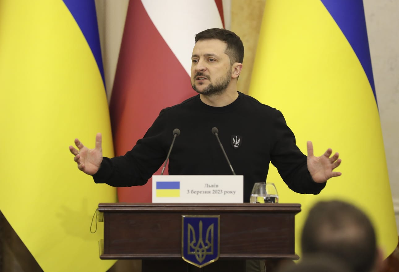 Ukrainan presidentin Volodymyr Zelenskyin mukaan Bahmutin kaupungin puolustajien tilanne on muuttunut yhä tukalammaksi.