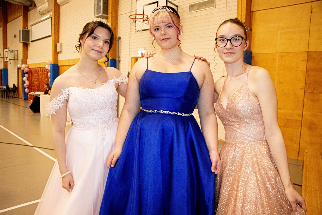 Lilli Saviainen, Mira Tuovinen ja Eeva Kolehmainen ovat jo kokeneita vanhojen päivän tanssijoita.
