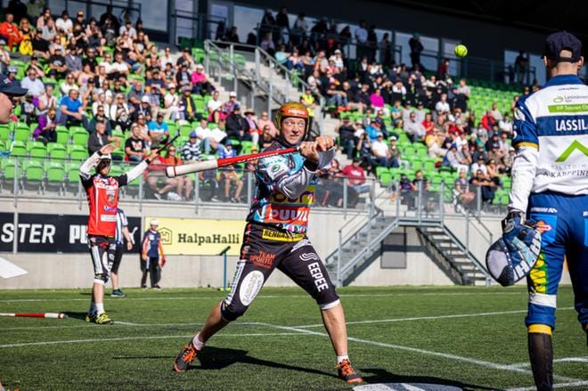 Koskenkorvan Urheilijoiden vaasalaislähtöinen jokerilyöjä Jere Dahlström oli kotiyleisönsä edessä sunnuntaina Vaasan jalkapallostadionilla pelatussa ottelussa. Hän löi yhden juoksun. KUVA: PASI SUOKKO/APOLLO PHOTO