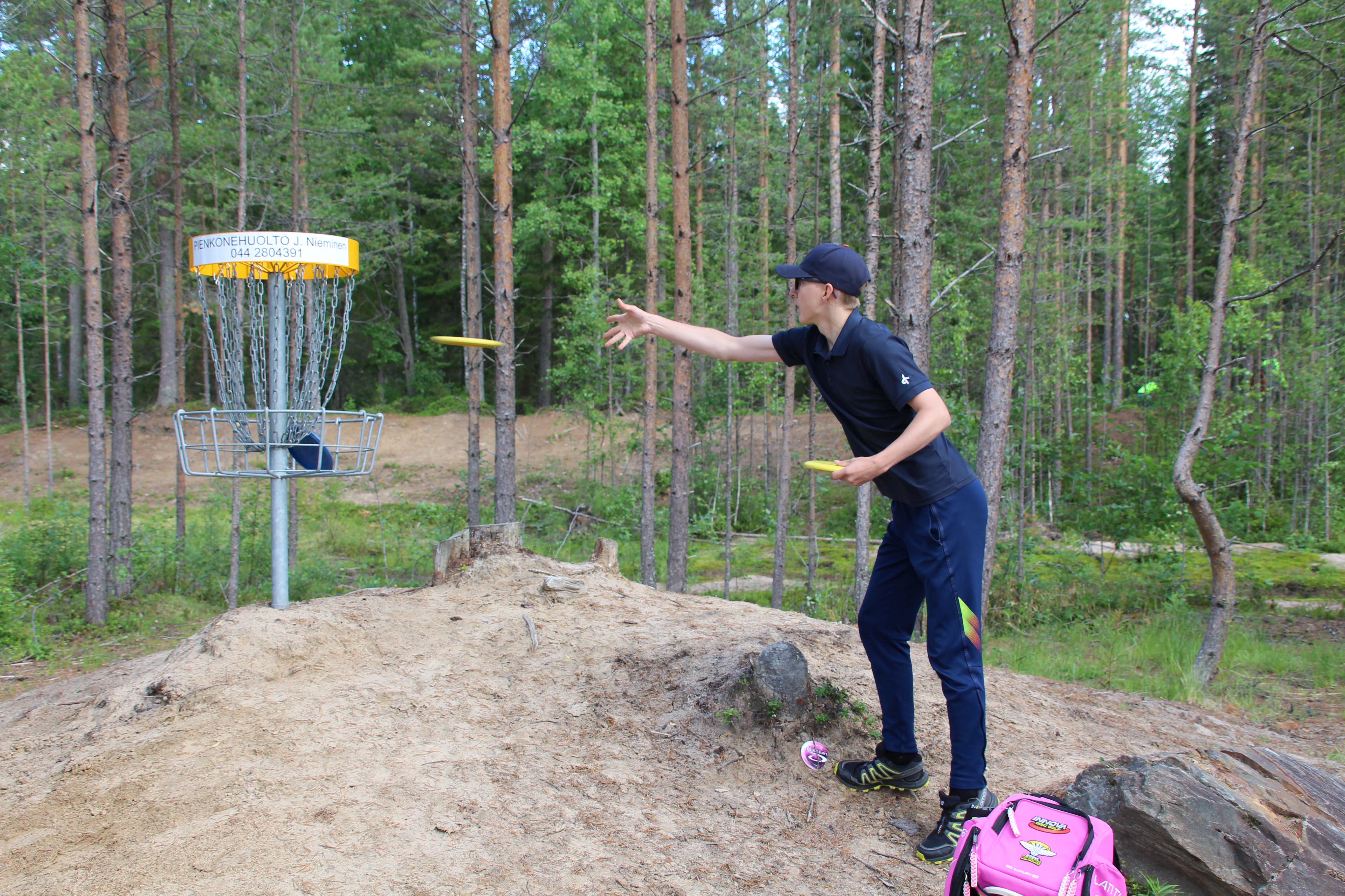 Siikajoen kunnanmestaruudesta kisattiin Hietamaan frisbeegolfradalla viime lauantaina. Neljännelle sijalle kisanneen ja CTP-väylän voittaneen Toni Fingerroosin tyylinäyte.