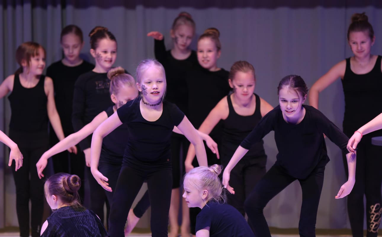 Kempeleen naisvoimistelijoiden voimistelukoulu Rainbows esitti vauhdikkaan Hämähäkit -tanssiesityksen.