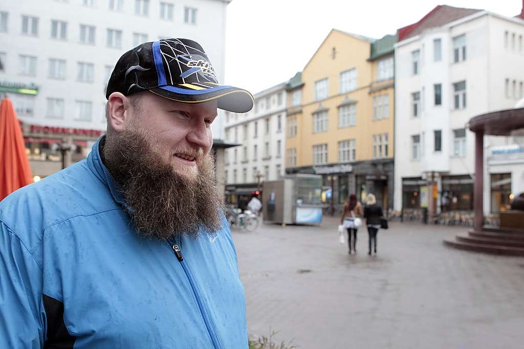 Markus Hämäläinen oli matkalla juhlistamaan vappua autiolla Rotuaarilla.