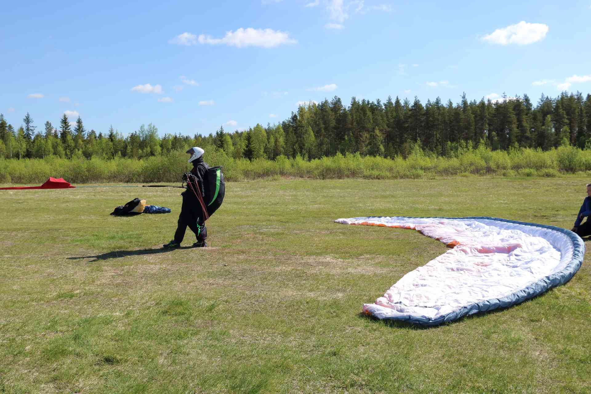 Kälviäläinen Anssi Peltola on lähtövalmiina hinausköyden päässä odottelemassa oikeaa hetkeä päästä ilmaan.