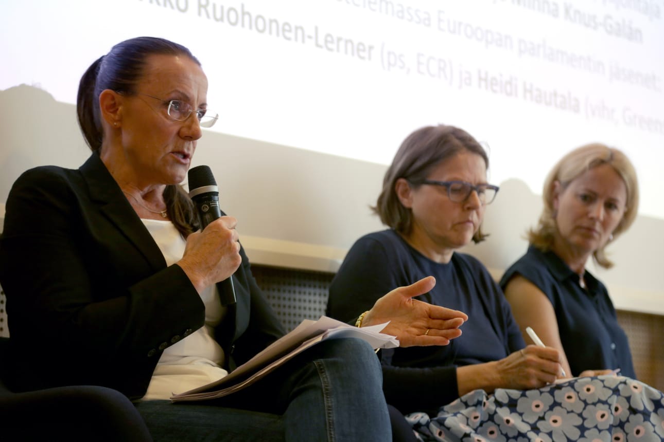 Mepit Pirkko Ruohonen-Lerner (ps.), Heidi Hautala (vihr.) sekä toimittaja Minna Knus-Galán keskustelivat Panama-vuodosta Helsingissä.