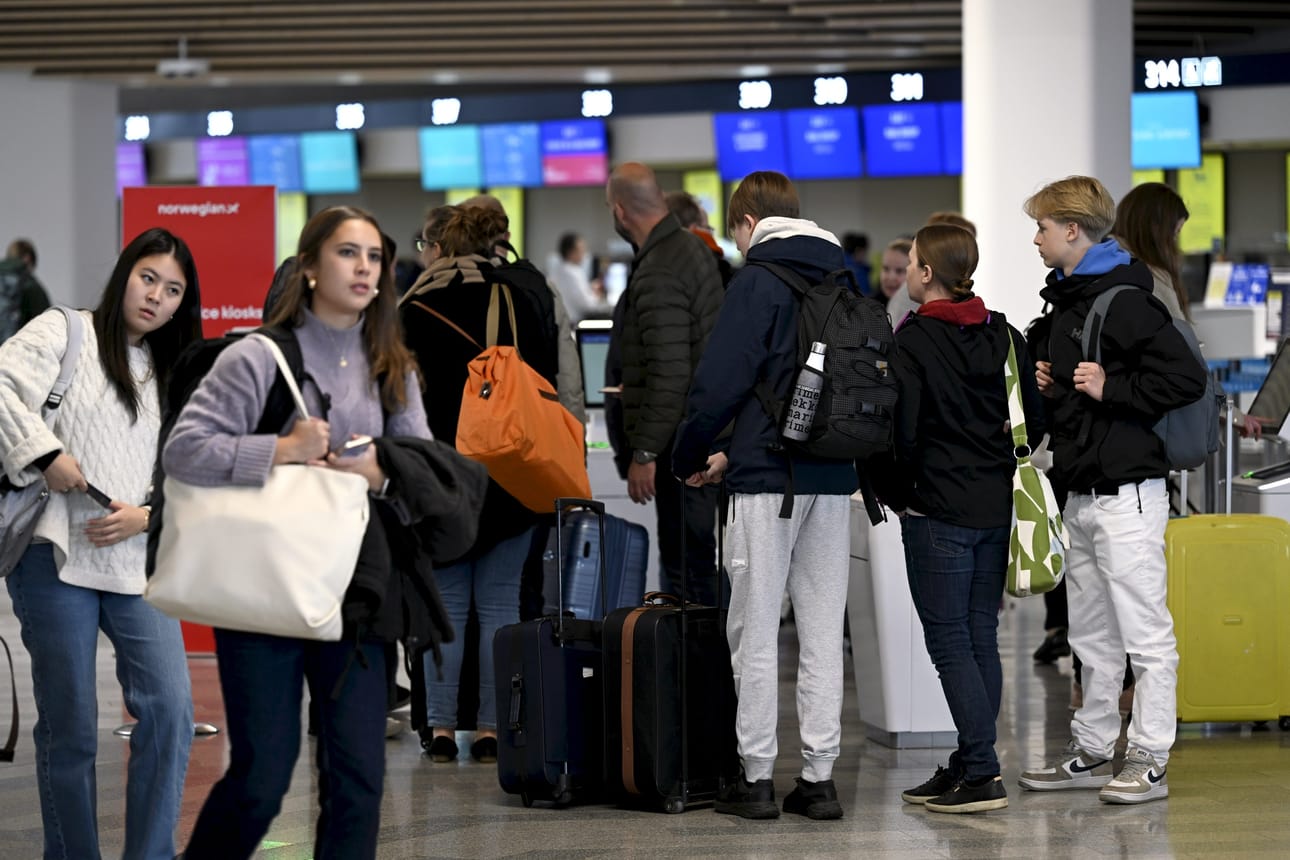 Matkustajia on noin 20 prosenttia enemmän kuin tavallisena viikonloppuna ja 8 prosenttia enemmän kuin edellisellä syyslomakaudella. LEHTIKUVA / EMMI KORHONEN