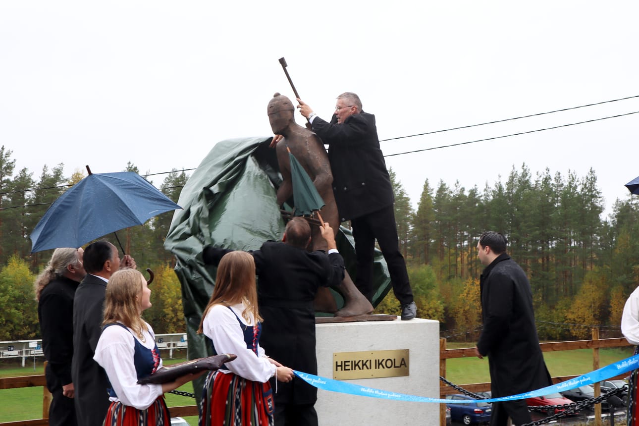 Yleisö pääsi näkemään Heikki Ikolan patsaan ensimmäistä kertaa lauantaina puolen päivän aikaan. Reima Mänty kiipesi avustamaan pressun patsaan päältä.
