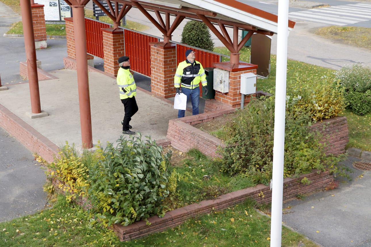 Viime viikolla Pudasjärven tekninen johtaja Eero Talala ja yhdyskuntatekniikan päällikkö Pekka Pitkänen kävivät mittailemassa torin uuden vessan paikkaa nykyisen esiintymislavan kulmilta.