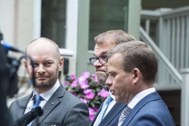 Ay-puolella oli selvästi odotettu, että hallitus kävisi irtisanomissuojaa koskevasta muutosesityksestä keskustelua budjettiriihessä. Näin ei kuitenkaan käynyt. Budjettiriihen tuloksista kertoivat alkuviikosta ministerit Juha Sipilä, Petteri Orpo ja Sampo Terho. KUVA: Kimmo Penttinen