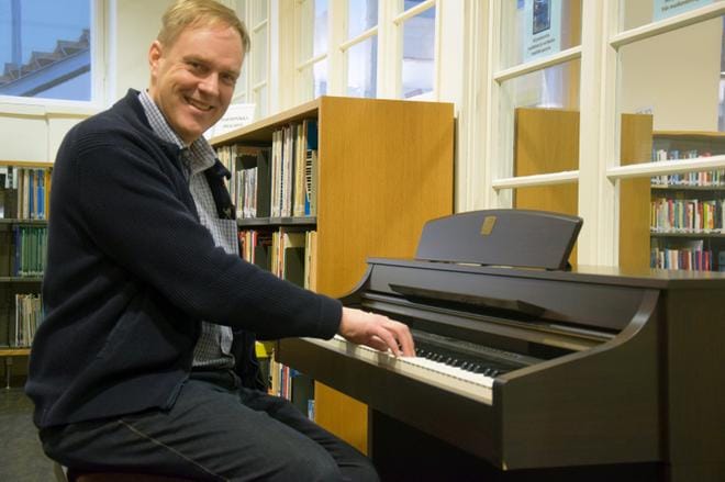 Vaasan Kuorofestivaalin tuottaja Toni Sjöblom toimi 21 vuotta Finlands svenska sång- och musikförbundin toiminnanjohtajana. Musiikki on aina ollut hänelle tärkeä osa elämää. Kuva: Raija Koivisto